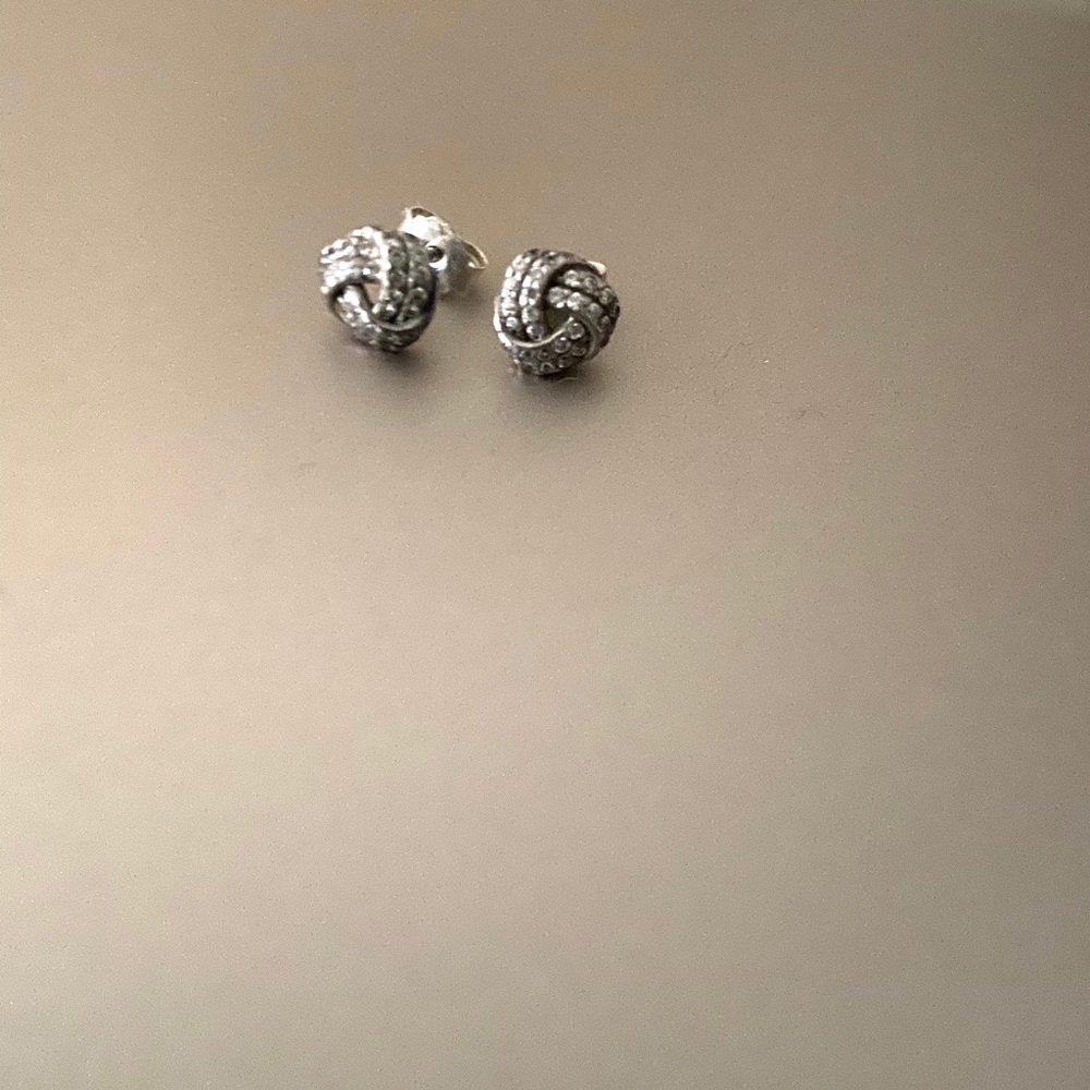 Shimmering love knot earrings. Pandora.